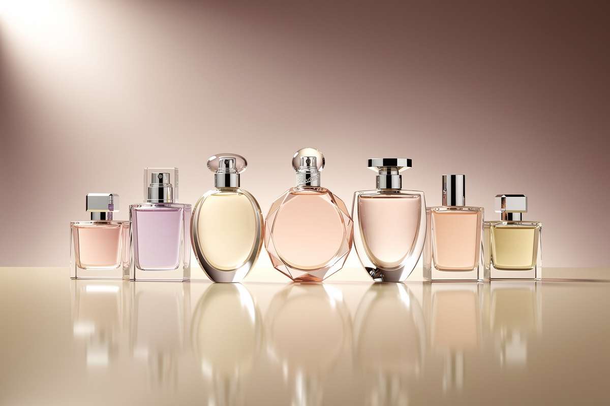 Varios frascos de perfumes de lujo alineados sobre fondo negro